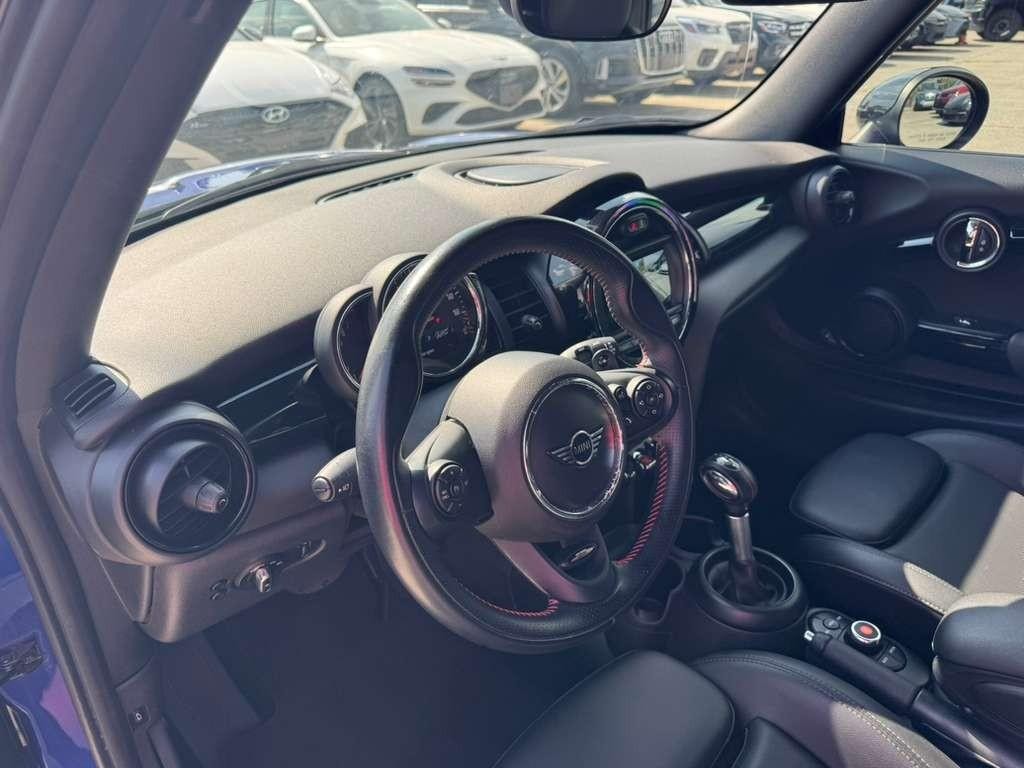 MINI Convertible Vehicle Full-screen Gallery Image 10