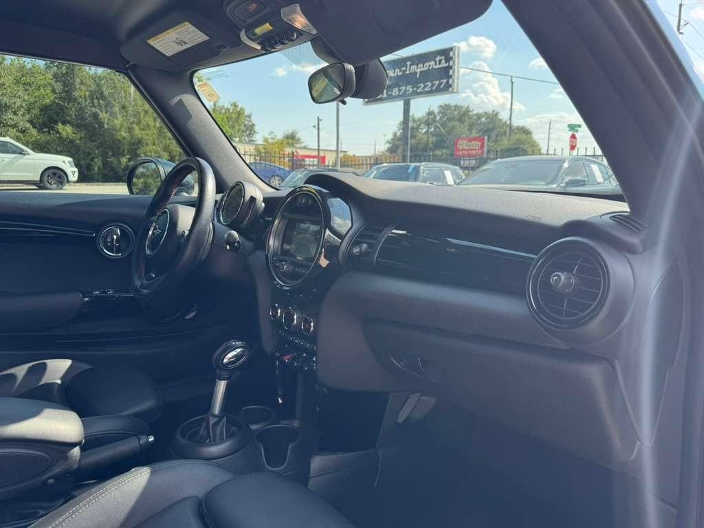 MINI Convertible Vehicle Full-screen Gallery Image 13