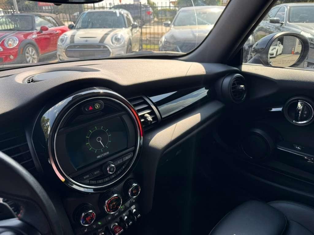 MINI Convertible Vehicle Full-screen Gallery Image 23