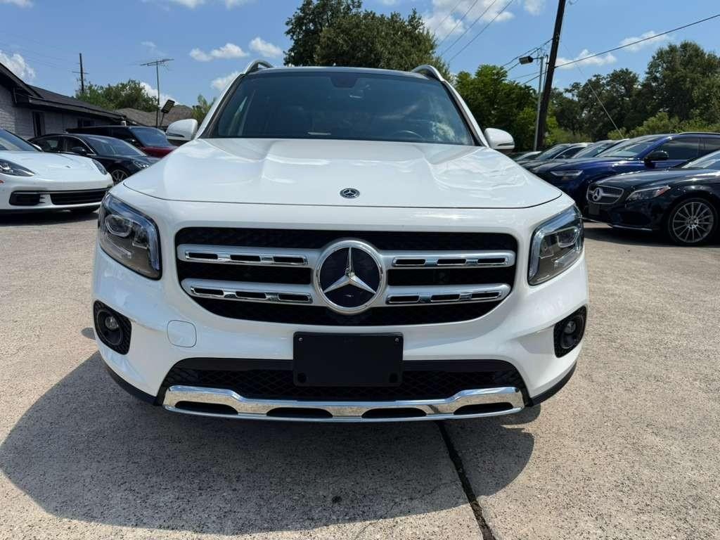 Mercedes-Benz GLB 250 Vehicle Full-screen Gallery Image 02