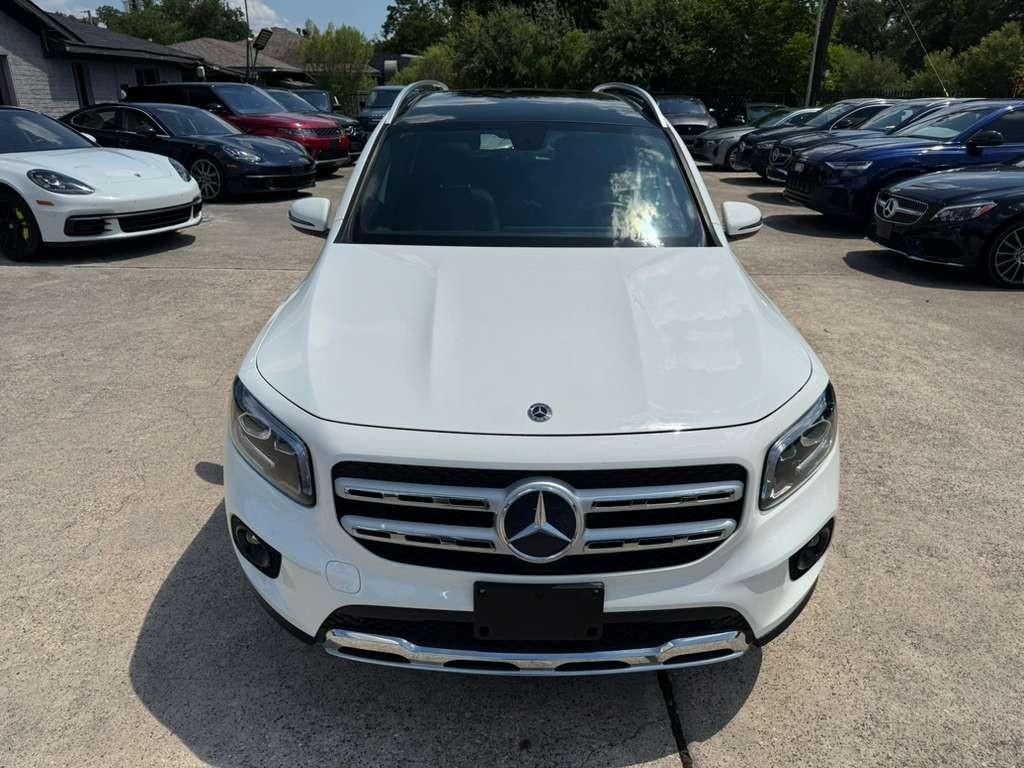 Mercedes-Benz GLB 250 Vehicle Full-screen Gallery Image 03