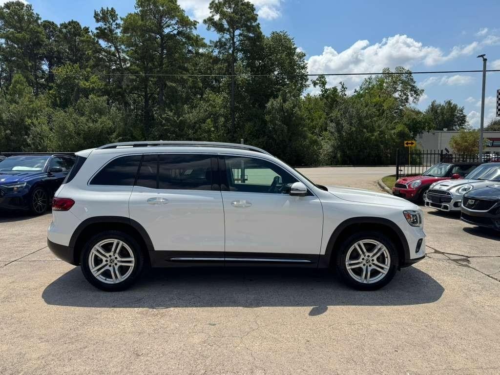 Mercedes-Benz GLB 250 Vehicle Full-screen Gallery Image 05