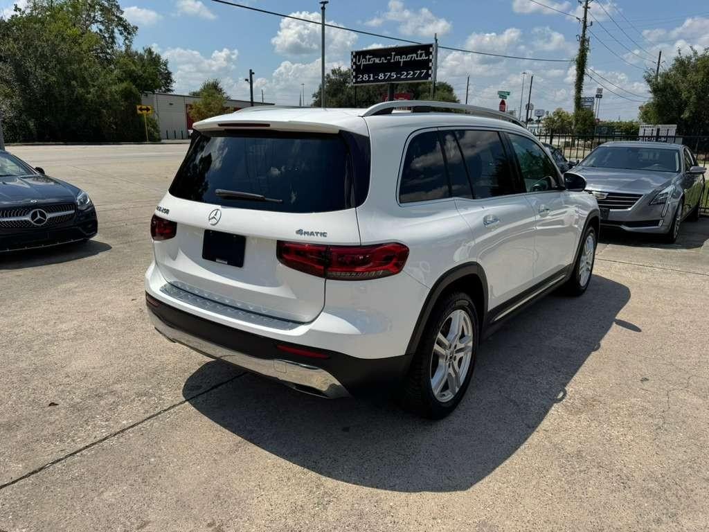 Mercedes-Benz GLB 250 Vehicle Full-screen Gallery Image 06