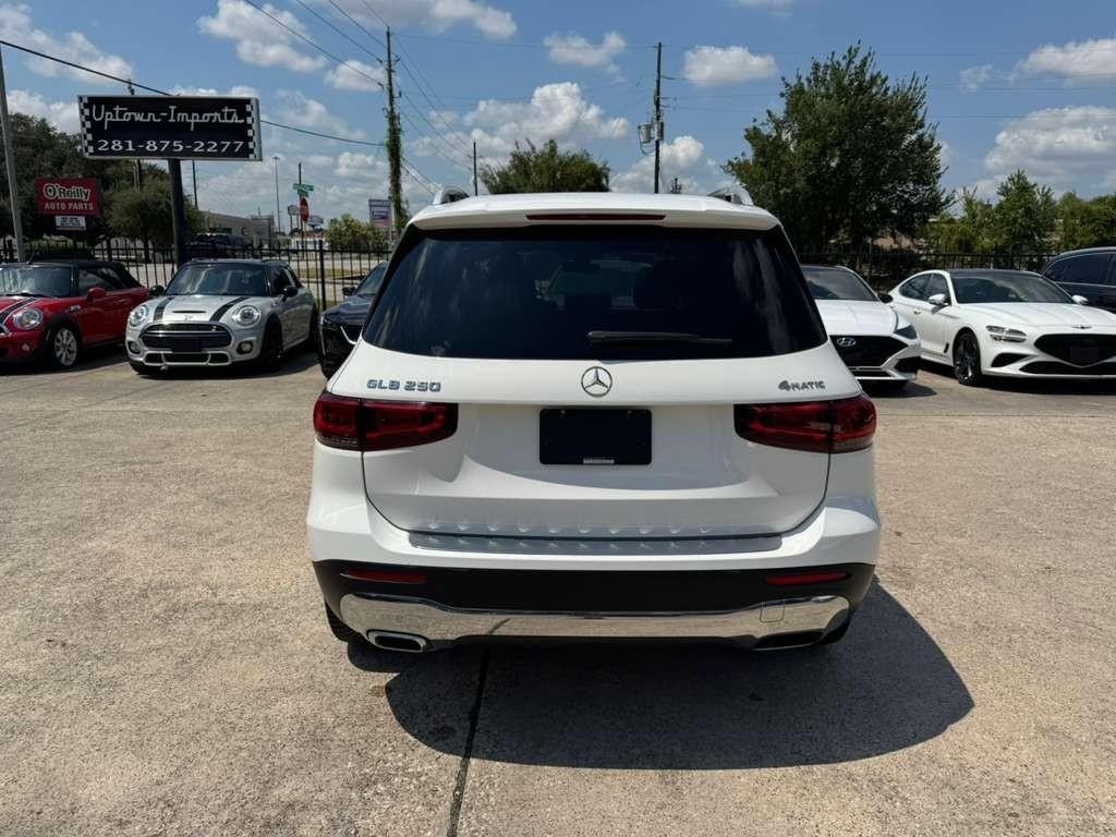 Mercedes-Benz GLB 250 Vehicle Full-screen Gallery Image 07