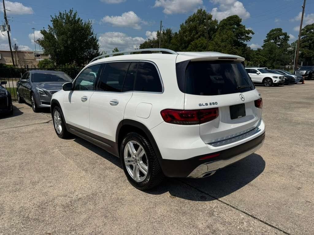 Mercedes-Benz GLB 250 Vehicle Full-screen Gallery Image 08