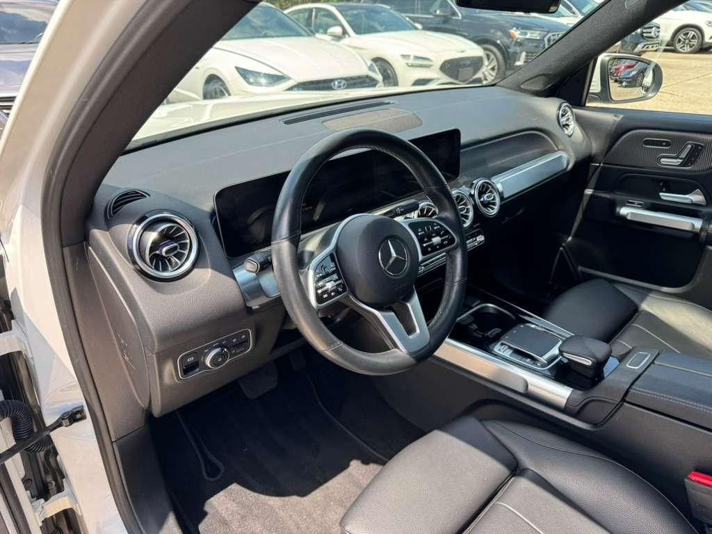 Mercedes-Benz GLB 250 Vehicle Full-screen Gallery Image 10