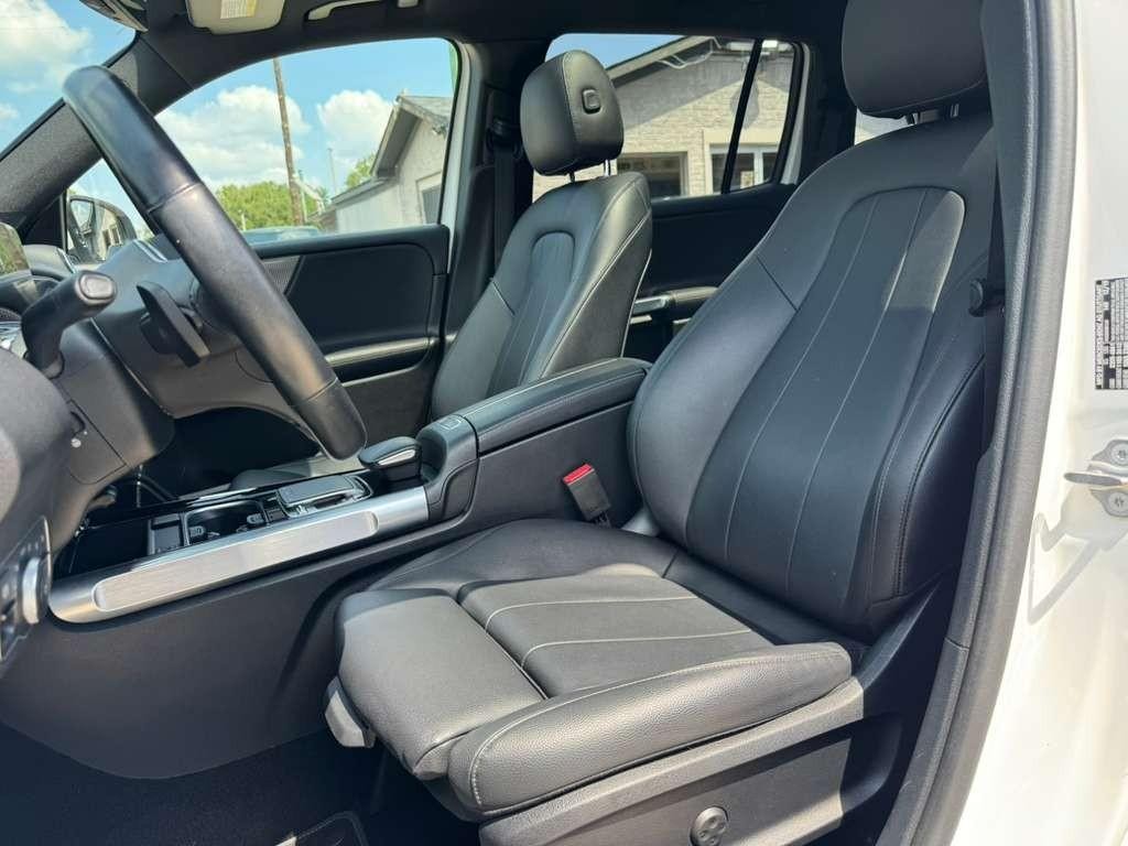 Mercedes-Benz GLB 250 Vehicle Full-screen Gallery Image 11