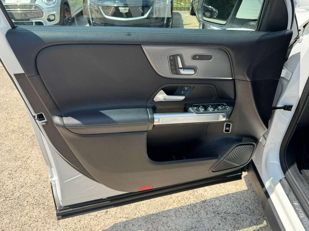 Mercedes-Benz GLB 250 Vehicle Full-screen Gallery Image 12