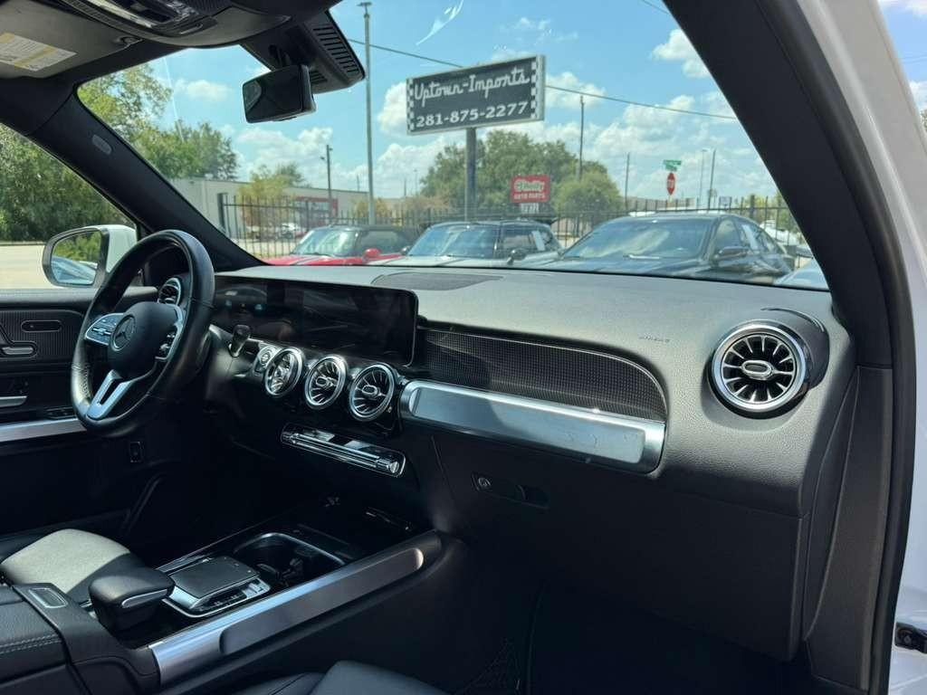 Mercedes-Benz GLB 250 Vehicle Full-screen Gallery Image 13