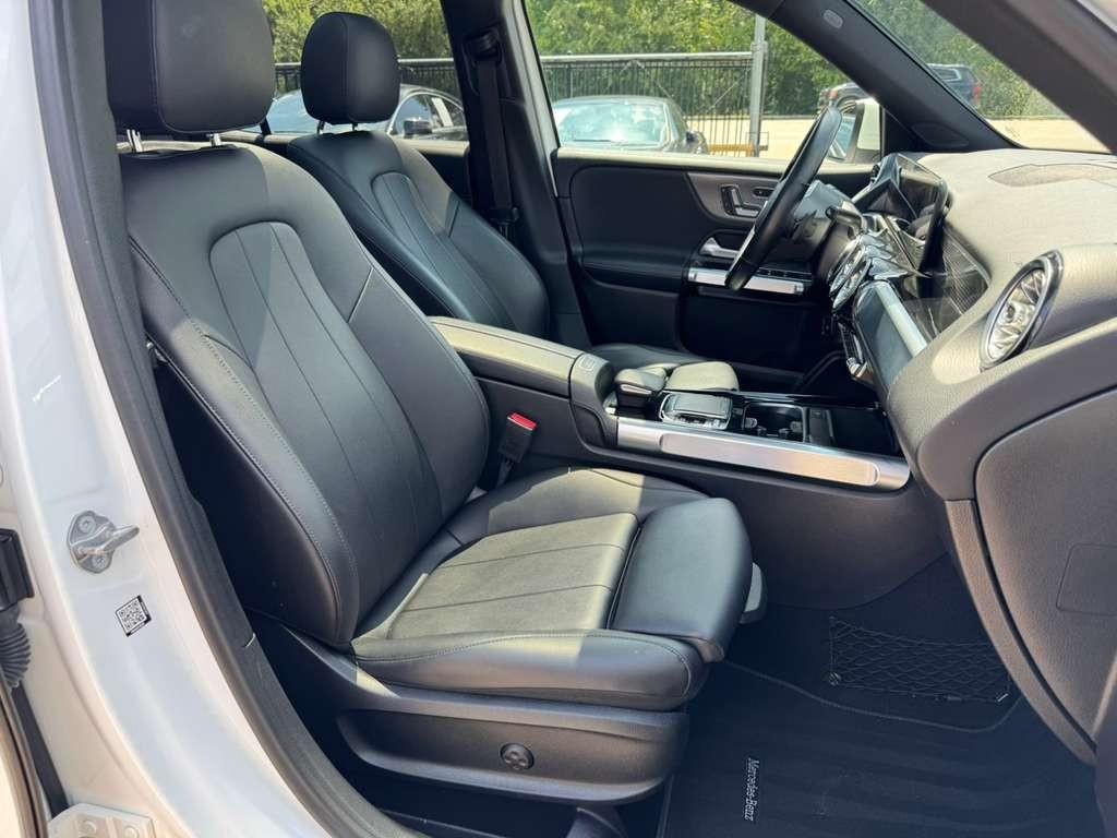 Mercedes-Benz GLB 250 Vehicle Full-screen Gallery Image 14