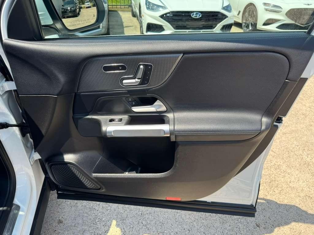 Mercedes-Benz GLB 250 Vehicle Full-screen Gallery Image 15