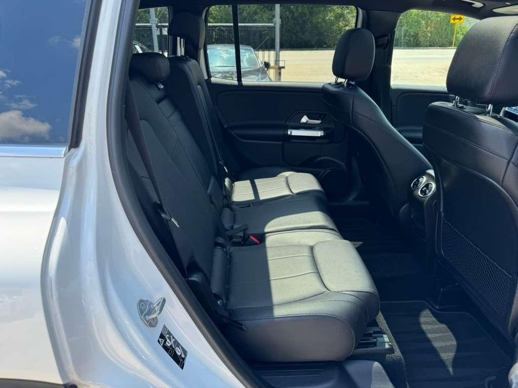 Mercedes-Benz GLB 250 Vehicle Full-screen Gallery Image 16