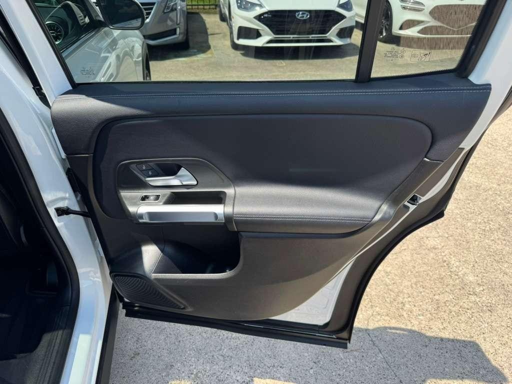 Mercedes-Benz GLB 250 Vehicle Full-screen Gallery Image 17