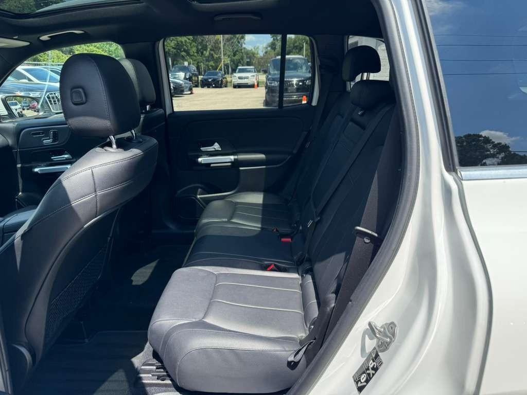 Mercedes-Benz GLB 250 Vehicle Full-screen Gallery Image 18