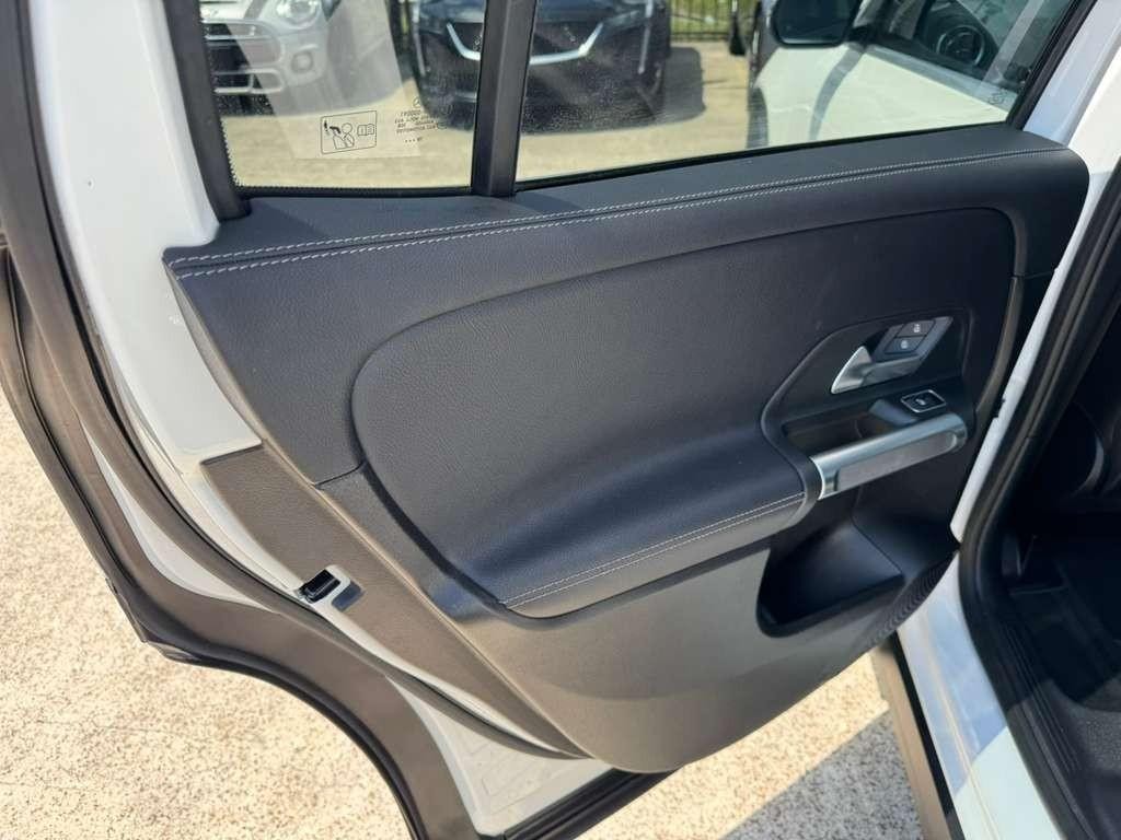 Mercedes-Benz GLB 250 Vehicle Full-screen Gallery Image 19