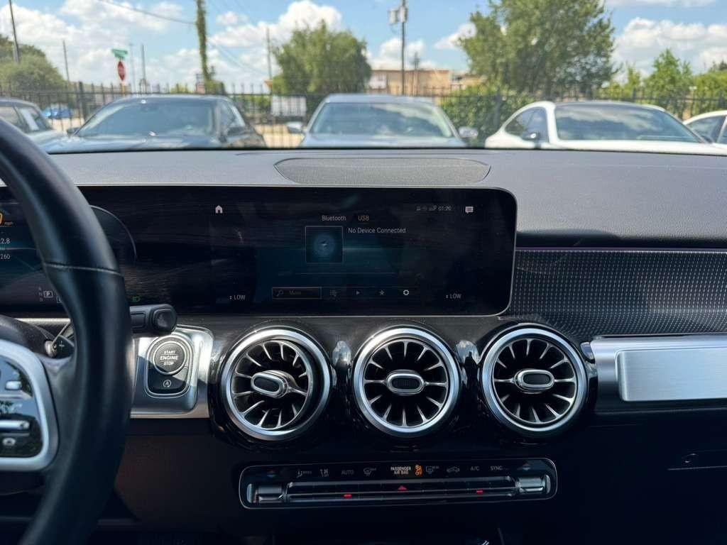 Mercedes-Benz GLB 250 Vehicle Full-screen Gallery Image 22