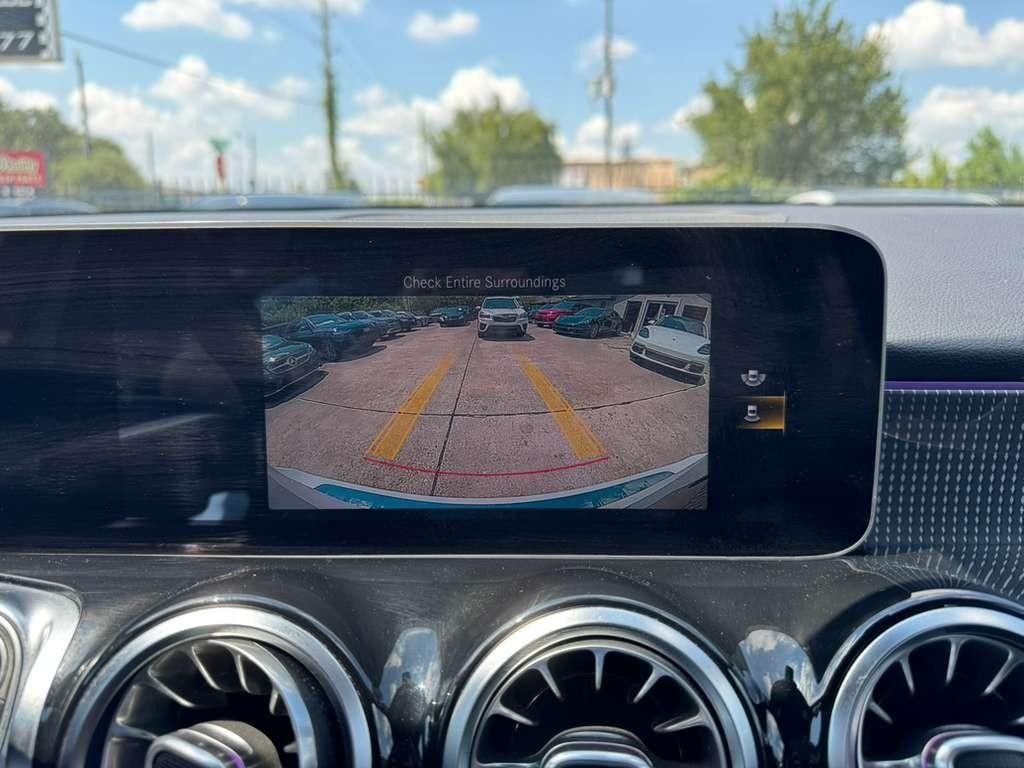 Mercedes-Benz GLB 250 Vehicle Full-screen Gallery Image 23