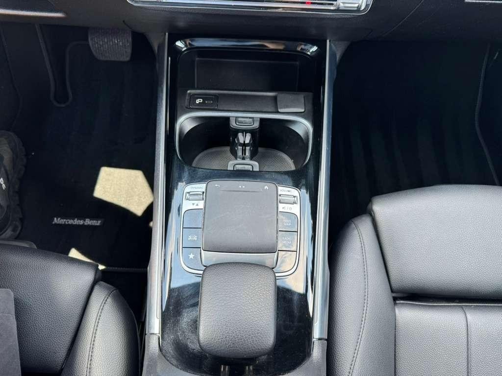 Mercedes-Benz GLB 250 Vehicle Full-screen Gallery Image 24