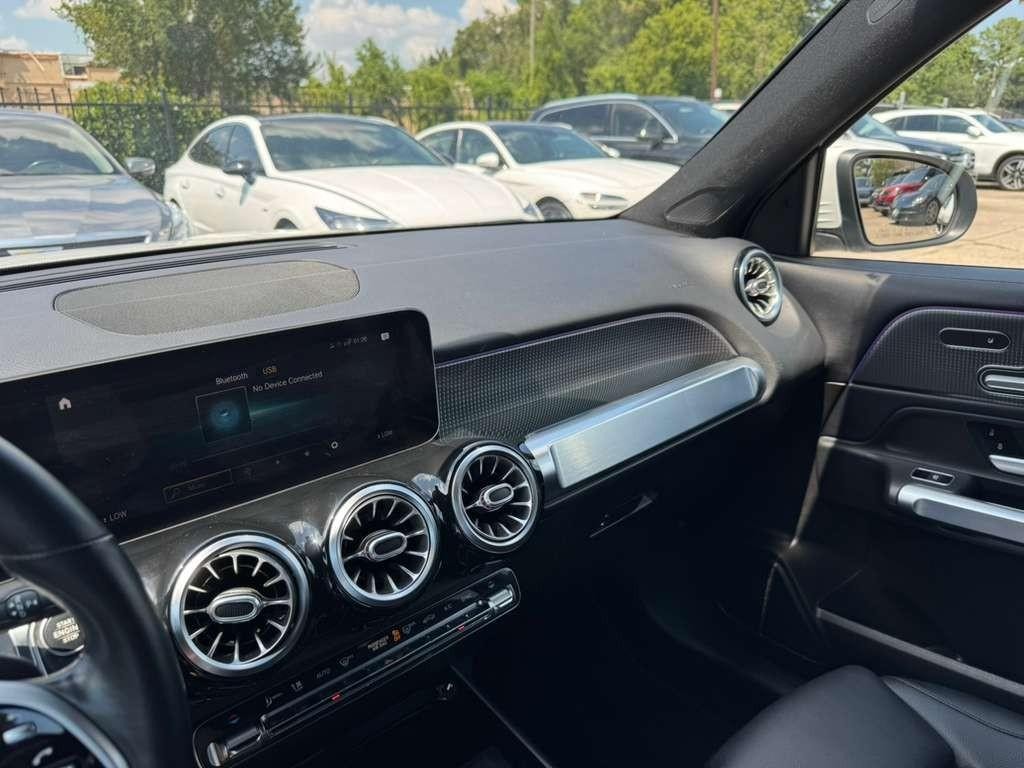 Mercedes-Benz GLB 250 Vehicle Full-screen Gallery Image 25