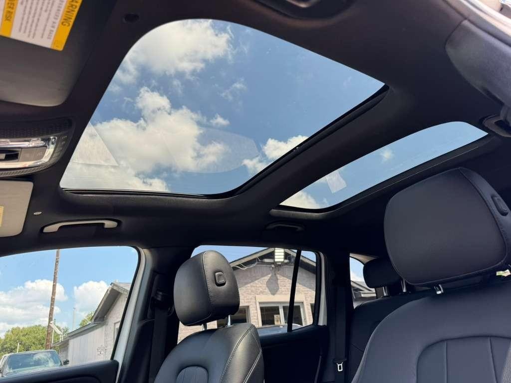 Mercedes-Benz GLB 250 Vehicle Full-screen Gallery Image 26