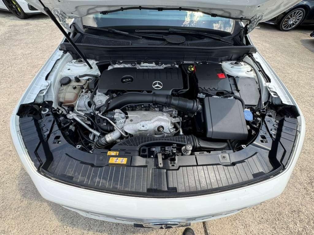 Mercedes-Benz GLB 250 Vehicle Full-screen Gallery Image 27