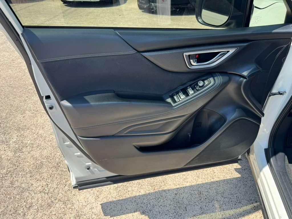 Subaru Forester Vehicle Full-screen Gallery Image 12