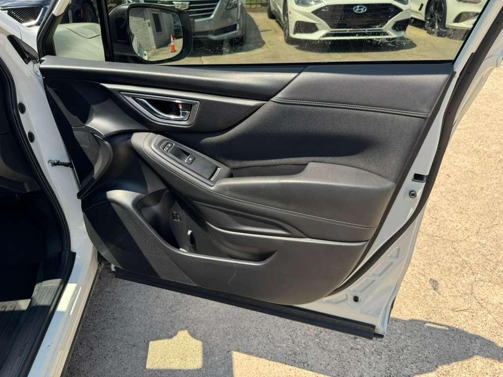 Subaru Forester Vehicle Full-screen Gallery Image 15