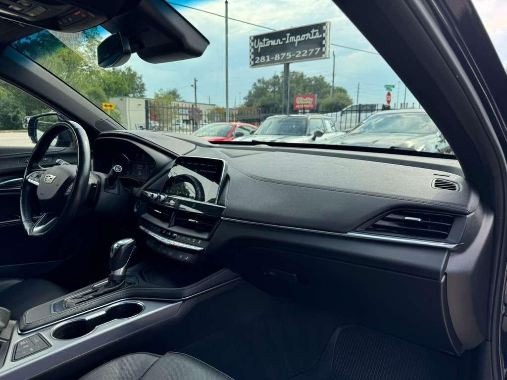 Cadillac CT4 Vehicle Full-screen Gallery Image 13
