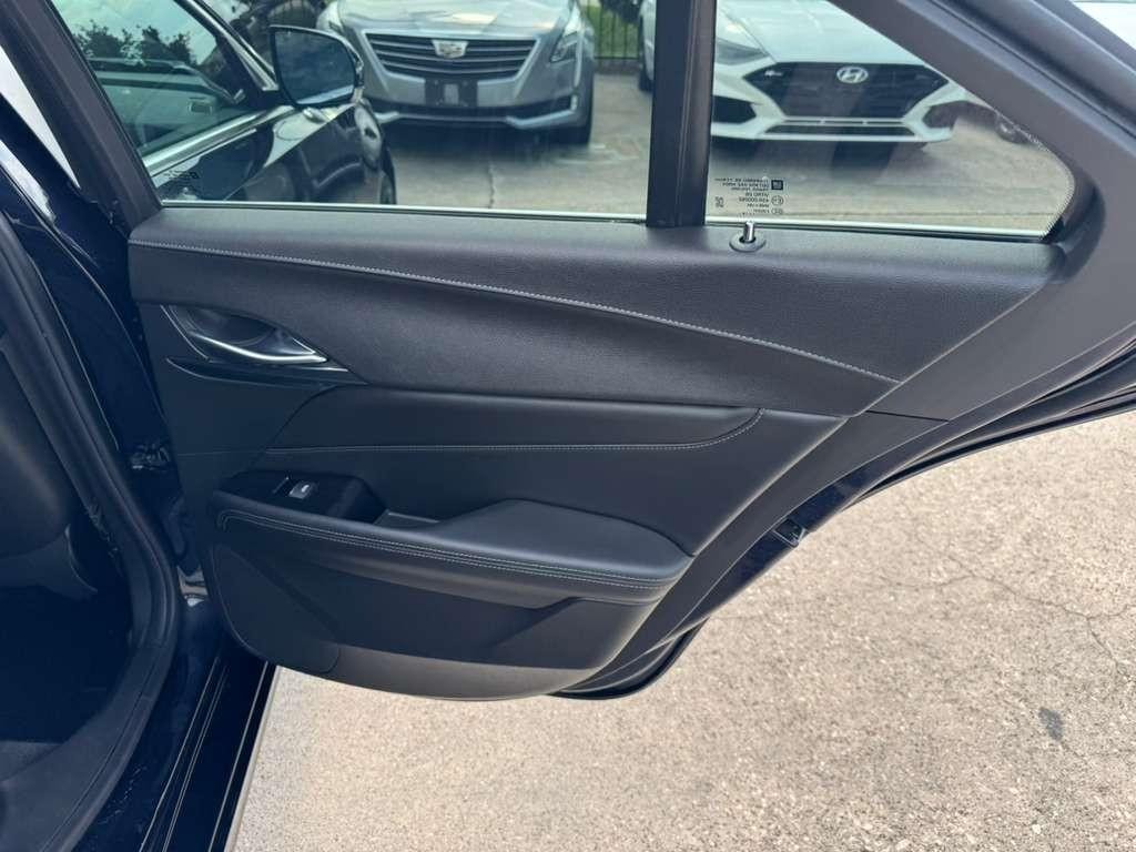 Cadillac CT4 Vehicle Full-screen Gallery Image 17