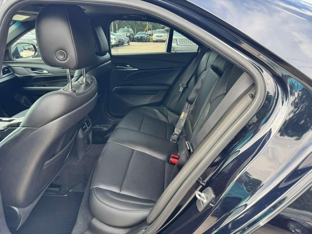 Cadillac CT4 Vehicle Full-screen Gallery Image 18