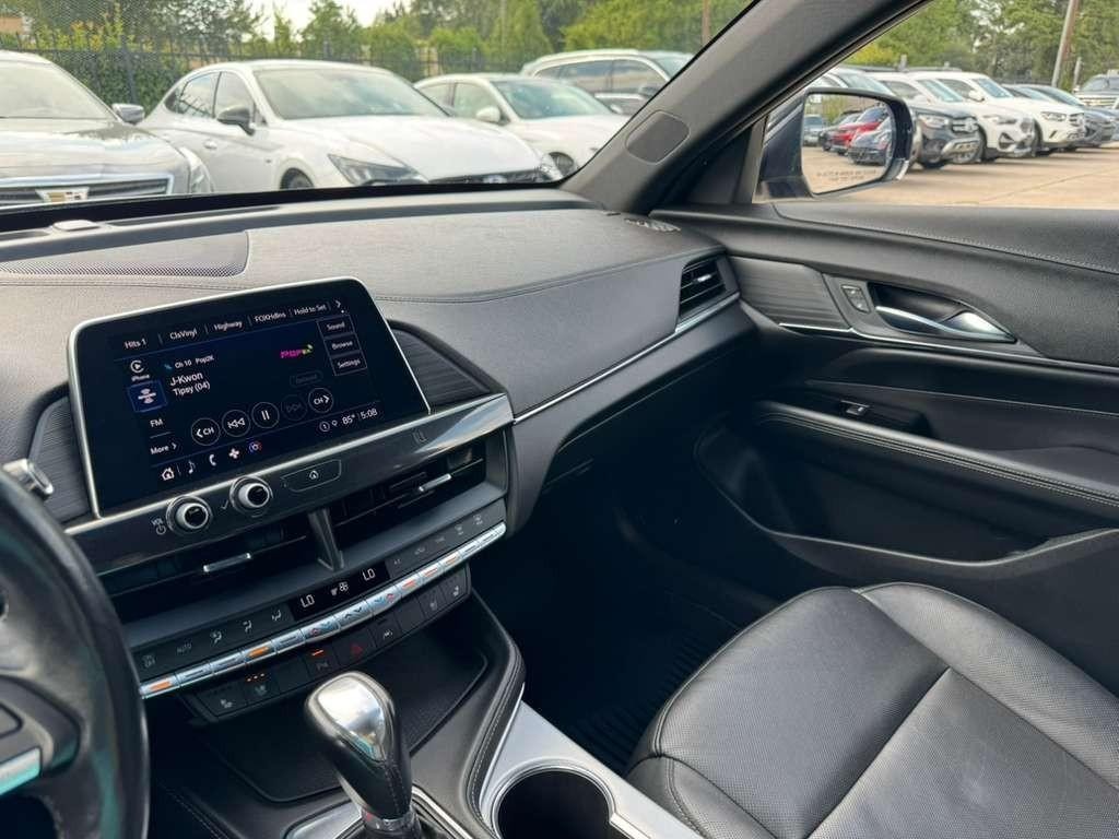 Cadillac CT4 Vehicle Full-screen Gallery Image 24