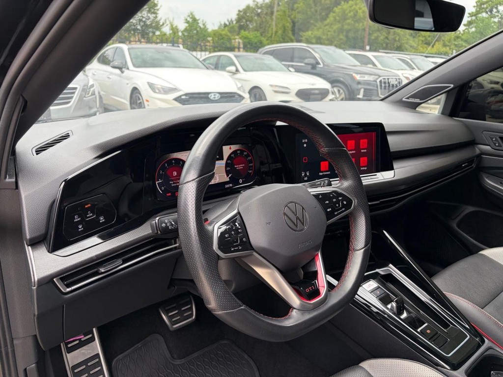 Volkswagen Golf GTI Vehicle Full-screen Gallery Image 10