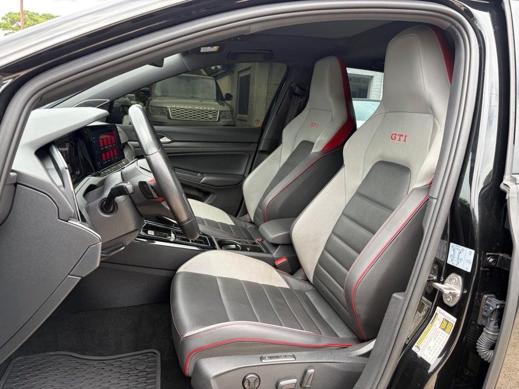 Volkswagen Golf GTI Vehicle Full-screen Gallery Image 11