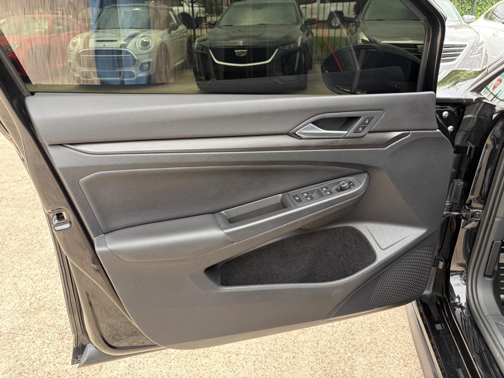 Volkswagen Golf GTI Vehicle Full-screen Gallery Image 12