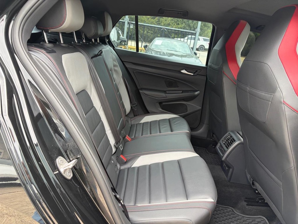 Volkswagen Golf GTI Vehicle Full-screen Gallery Image 16
