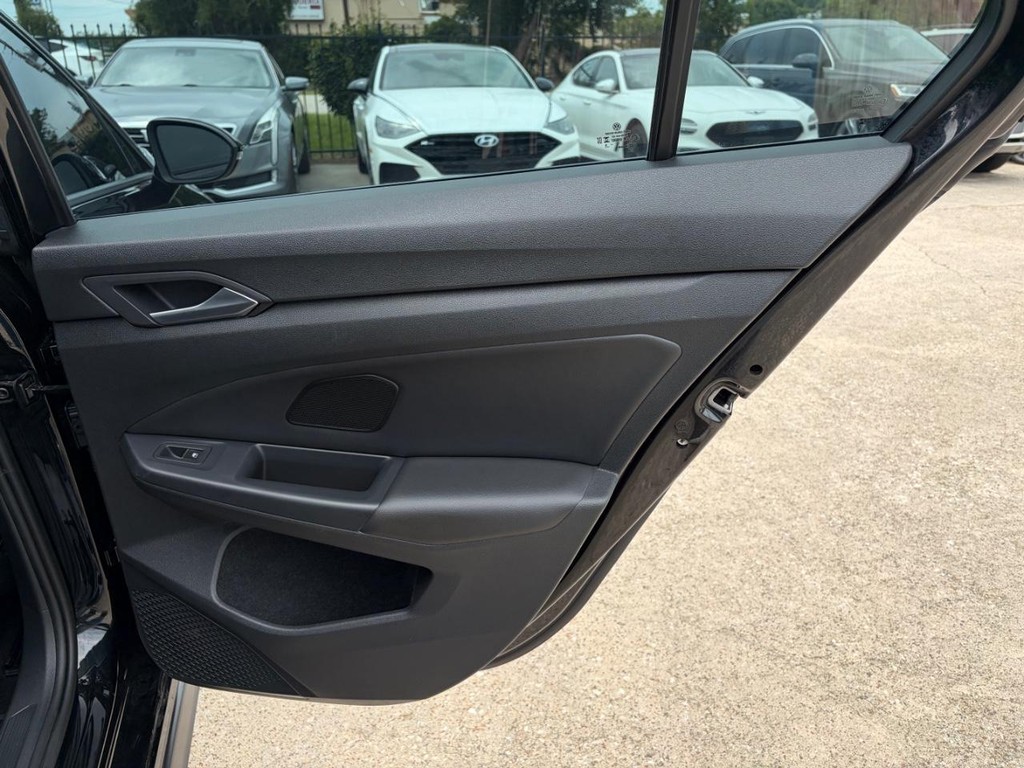 Volkswagen Golf GTI Vehicle Full-screen Gallery Image 17
