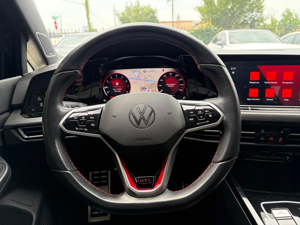 Volkswagen Golf GTI Vehicle Full-screen Gallery Image 20