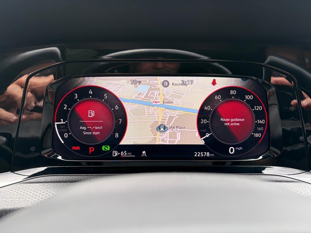 Volkswagen Golf GTI Vehicle Full-screen Gallery Image 21