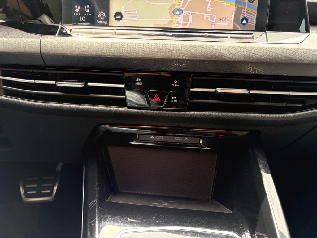 Volkswagen Golf GTI Vehicle Full-screen Gallery Image 24
