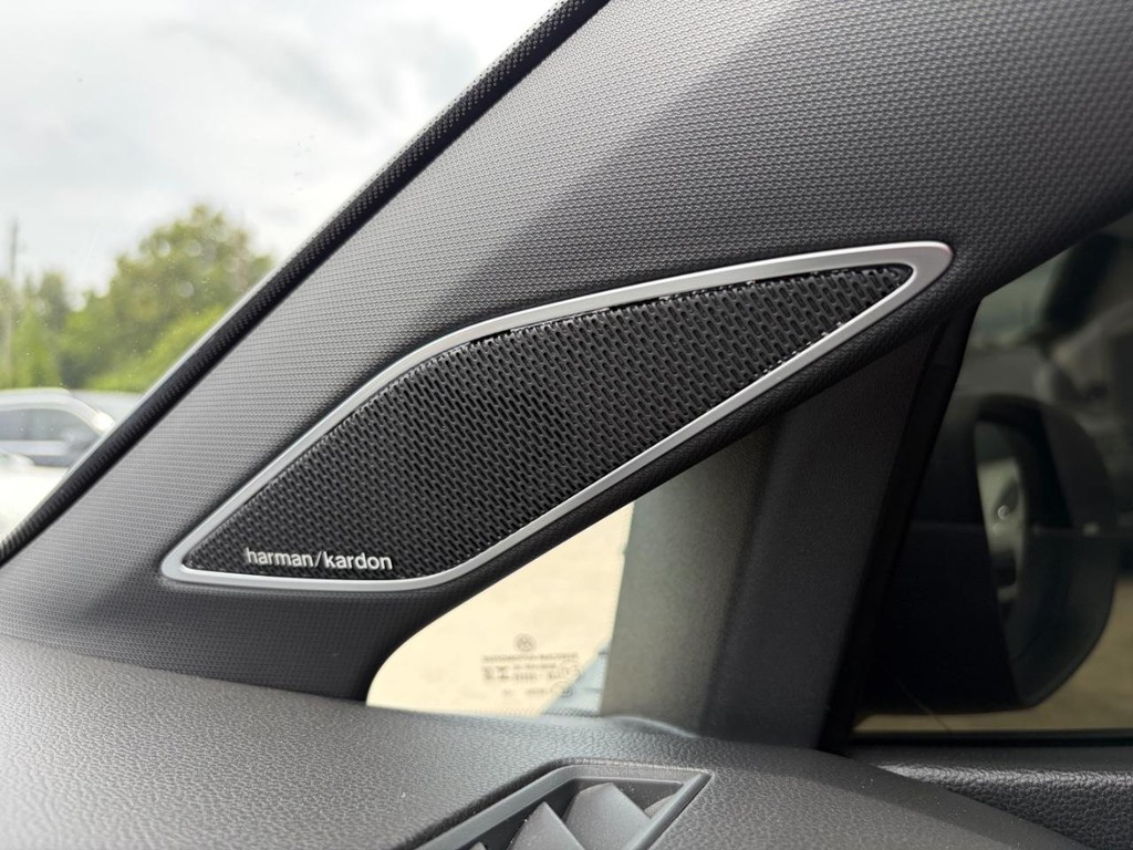 Volkswagen Golf GTI Vehicle Full-screen Gallery Image 27