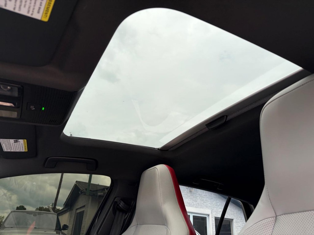Volkswagen Golf GTI Vehicle Full-screen Gallery Image 28