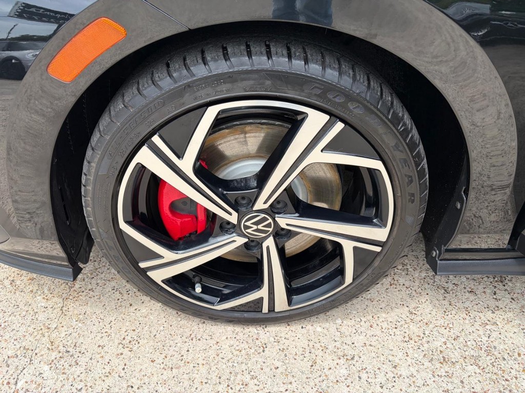 Volkswagen Golf GTI Vehicle Full-screen Gallery Image 29