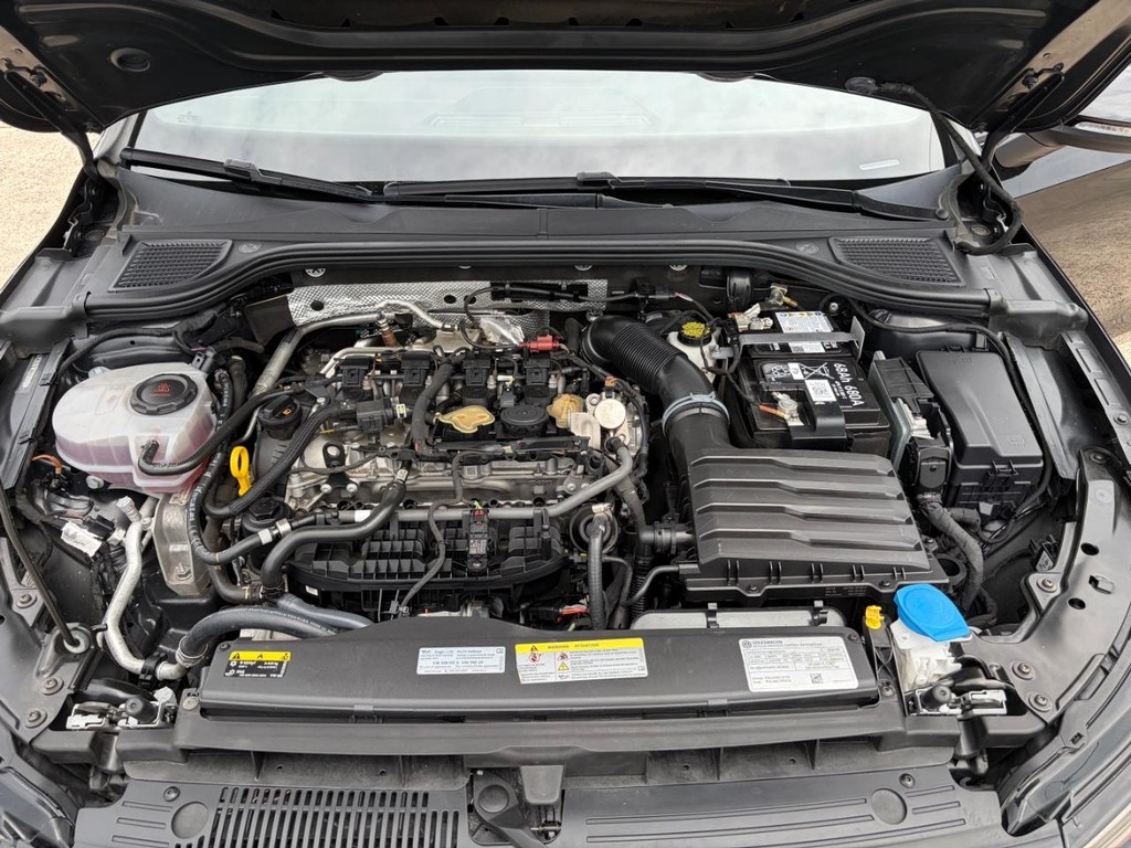 Volkswagen Golf GTI Vehicle Full-screen Gallery Image 30