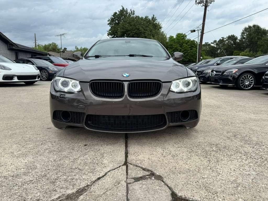 BMW 335i Vehicle Full-screen Gallery Image 02
