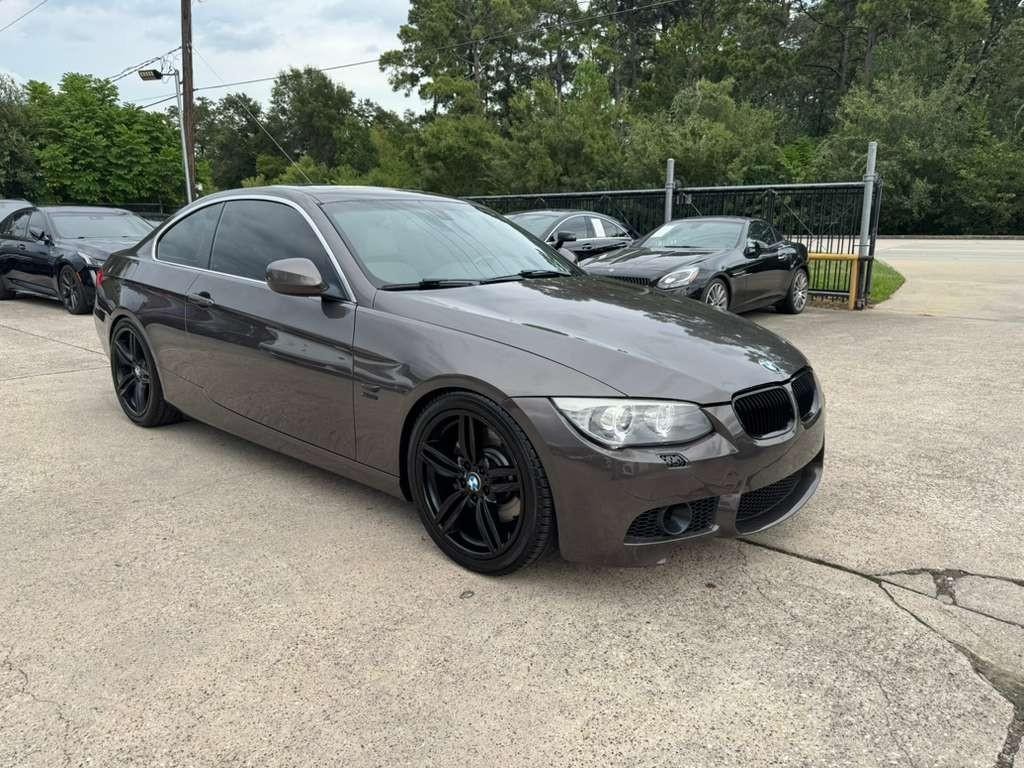 BMW 335i Vehicle Full-screen Gallery Image 04