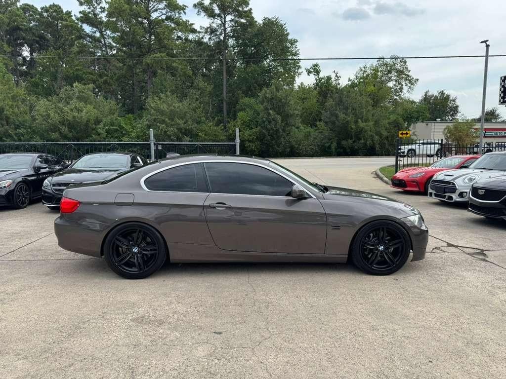 BMW 335i Vehicle Full-screen Gallery Image 05