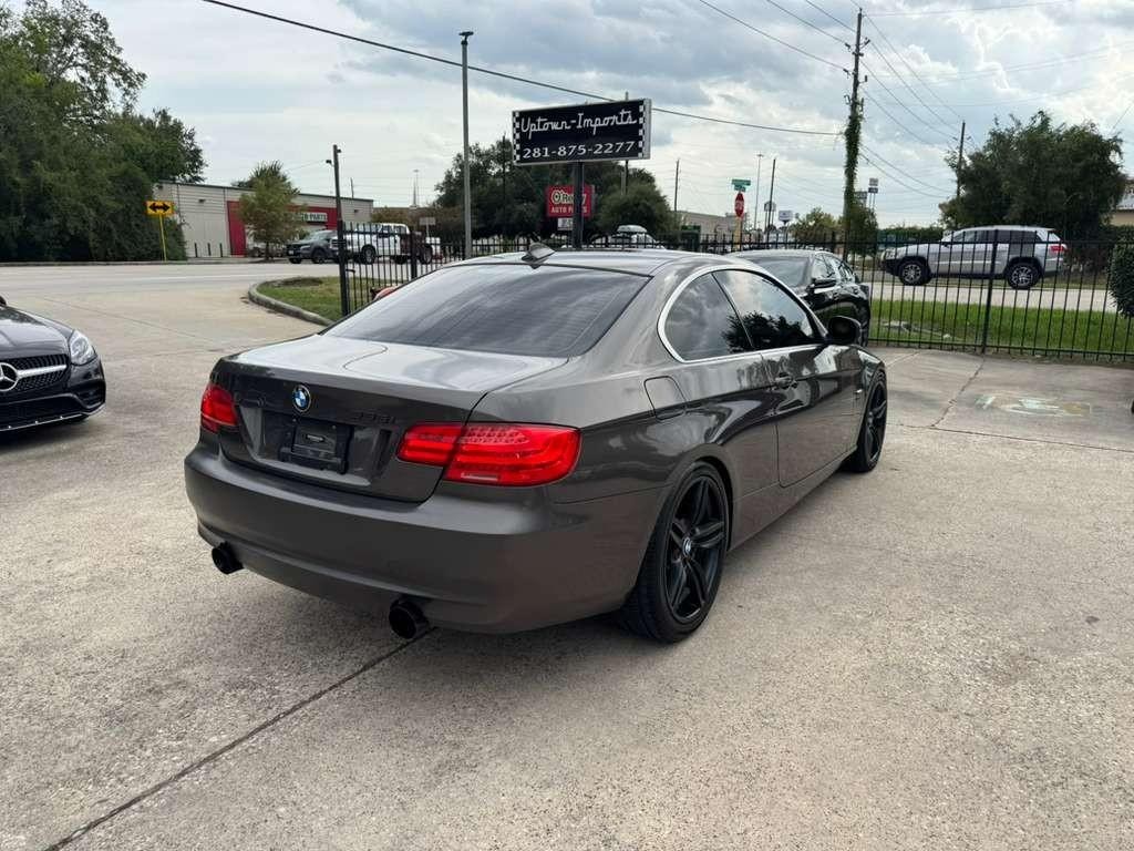 BMW 335i Vehicle Full-screen Gallery Image 06