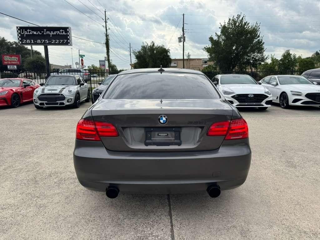 BMW 335i Vehicle Full-screen Gallery Image 07