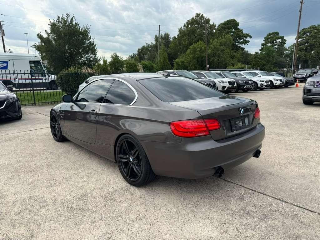 BMW 335i Vehicle Full-screen Gallery Image 08