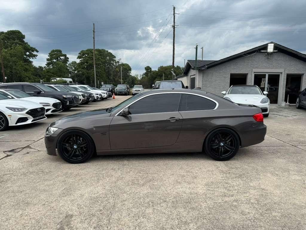 BMW 335i Vehicle Full-screen Gallery Image 09